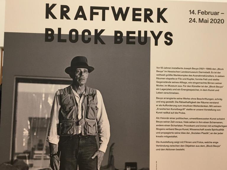 Ein Ausstellungsraum mit einem Plakat von 1970. Es zeigt den Künstler Joseph Beuys.