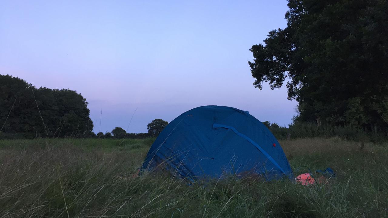 Zelt an einem Tümpel in Schlesweig-Holstein. Zelt an einem Tümpel in Schlesweig-Holstein.