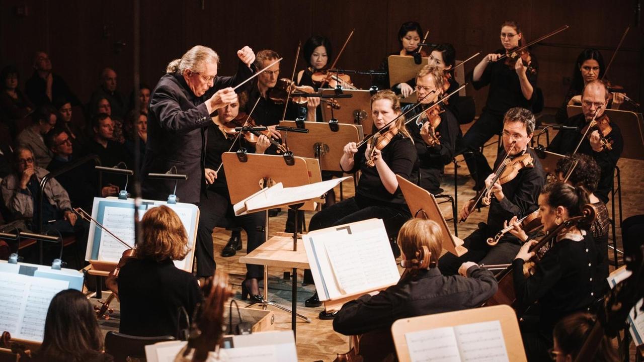 Der Dirigent leitet das Orchester. Der Dirigent leitet das Orchester.