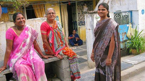 Drei indische Frauen in den Straßen von Guntur, einer Kleinstadt im Bundesstaat Andhra Pradesh.