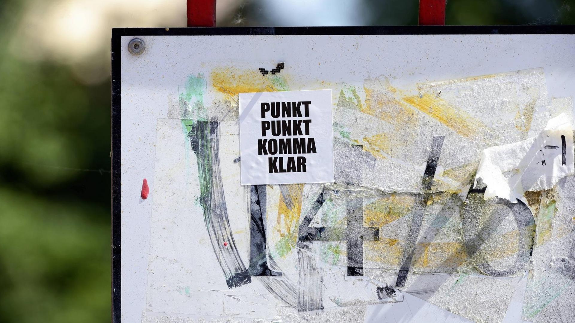 Ein Schild mit Text: Straßenphilosophie in Hamburg. Ein Schild mit Text: Straßenphilosophie in Hamburg.
