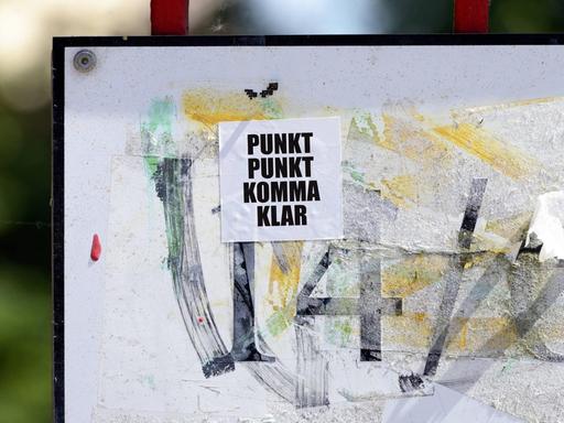 Ein Schild mit Text: Straßenphilosophie in Hamburg.