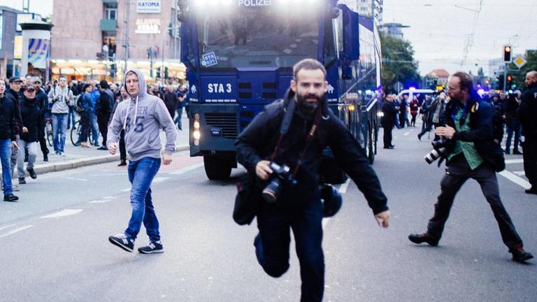 Chemnitz: Ein Journalist flieht vor den Angriffen von Demonstranten. Chemnitz: Ein Journalist flieht vor den Angriffen von Demonstranten.