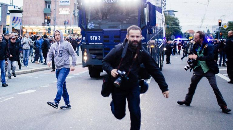 Chemnitz: Ein Journalist flieht vor den Angriffen von Demonstranten.