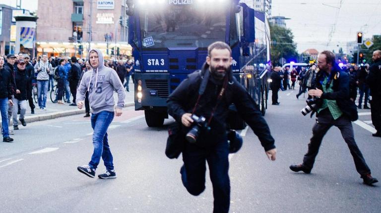 Chemnitz: Ein Journalist flieht vor den Angriffen von Demonstranten. Chemnitz: Ein Journalist flieht vor den Angriffen von Demonstranten.