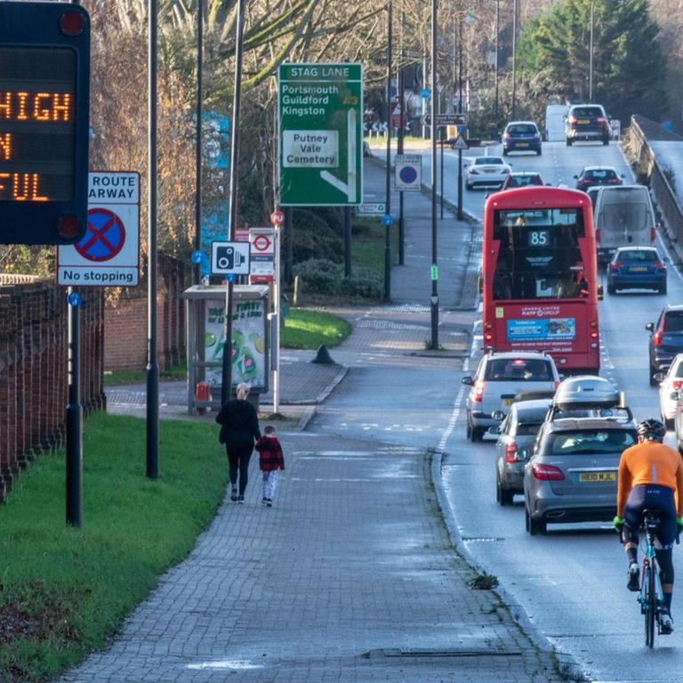 Nach neuen Erkenntnissen über eine möglicherweise ansteckendere Variante des Coronavirus durch eine Mutation schottet sich Europa ab. Im Bild: eine Straße in London, an der Seite ein Warnhinweis vor Covid-19.