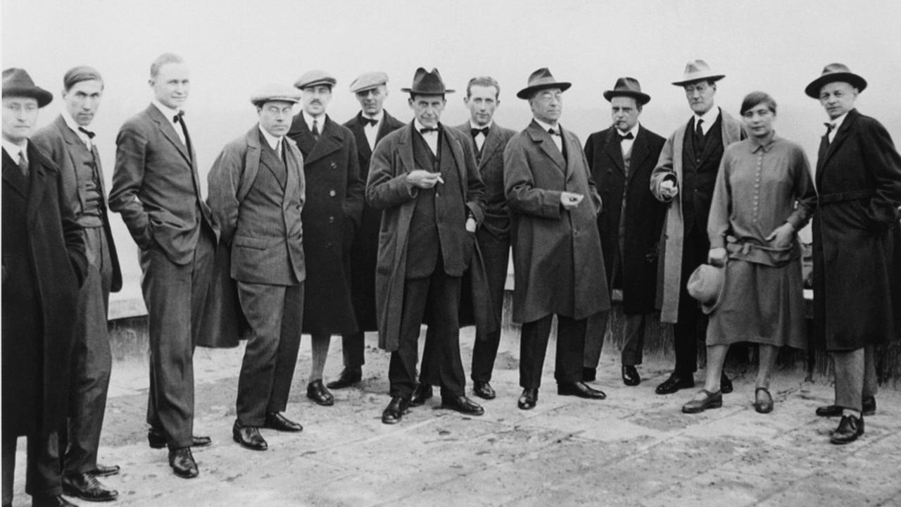 Gruppenaufnahme der Bauhausmeister in Dessau (1926): v. l. n. r: Josef Albers, Hinnerk Scheper, Georg Muche, László Moholy-Nagy, Herbert Bayer, Joost Schmidt, Walter Gropius, Marcel Breuer, Wassily Kandinsky, Paul Klee, Lyonel Feininger, Gunta Stölzl und Oskar Schlemmer. Gruppenaufnahme der Bauhausmeister in Dessau (1926): v. l. n. r: Josef Albers, Hinnerk Scheper, Georg Muche, László Moholy-Nagy, Herbert Bayer, Joost Schmidt, Walter Gropius, Marcel Breuer, Wassily Kandinsky, Paul Klee, Lyonel Feininger, Gunta Stölzl und Oskar Schlemmer.