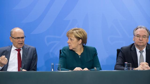 Bundeskanzlerin Angela Merkel, Erwin Sellering (links) und Reiner Haseloff nach der Sitzung zur Finanzreform.