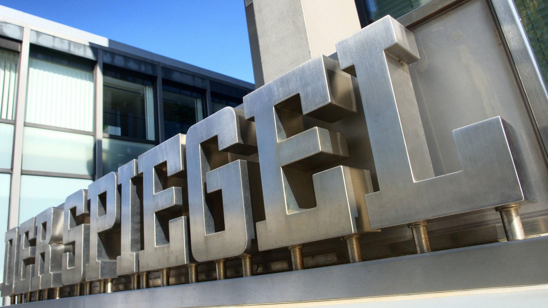 "Der Spiegel" steht in großen Buchstaben aus Metall an einem Gebäude "Der Spiegel" steht in großen Buchstaben aus Metall an einem Gebäude