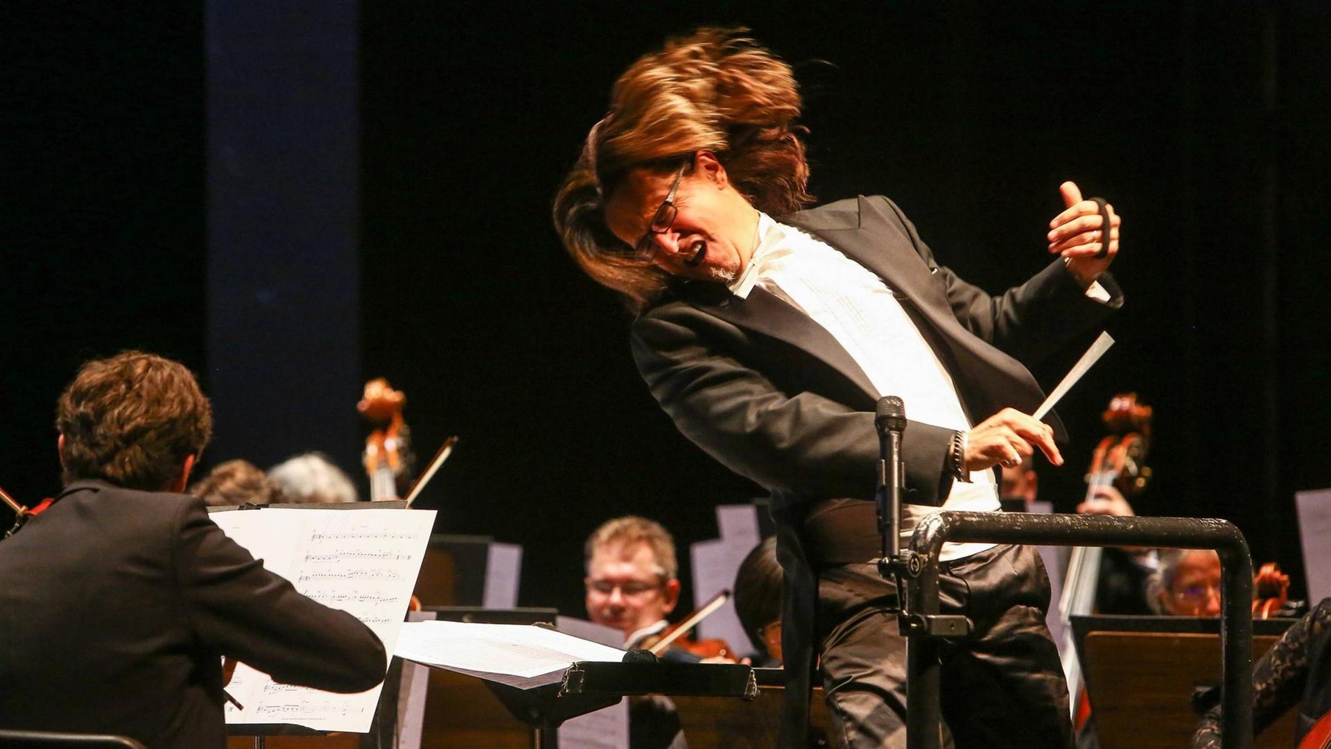 Persönlichkeiten der Region greifen zum Taktstock. Bei diesem nicht ganz ernst gemeinten Wettstreit präsentieren die Mannheimer Promis und das aus mehr als 80 Musikern bestehende Orchester Werke von Beethoven und Brahms, aber auch Pophymnen von Queen und natürlich den Söhnen Mannheims. Persönlichkeiten der Region greifen zum Taktstock. Bei diesem nicht ganz ernst gemeinten Wettstreit präsentieren die Mannheimer Promis und das aus mehr als 80 Musikern bestehende Orchester Werke von Beethoven und Brahms, aber auch Pophymnen von Queen und natürlich den Söhnen Mannheims.