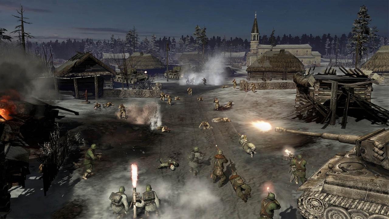 Ein Screenshot aus "Company of Heroes 2" - Deutsche und russische Truppen liefern sich ein Feuergefecht in einem russischen Dorf