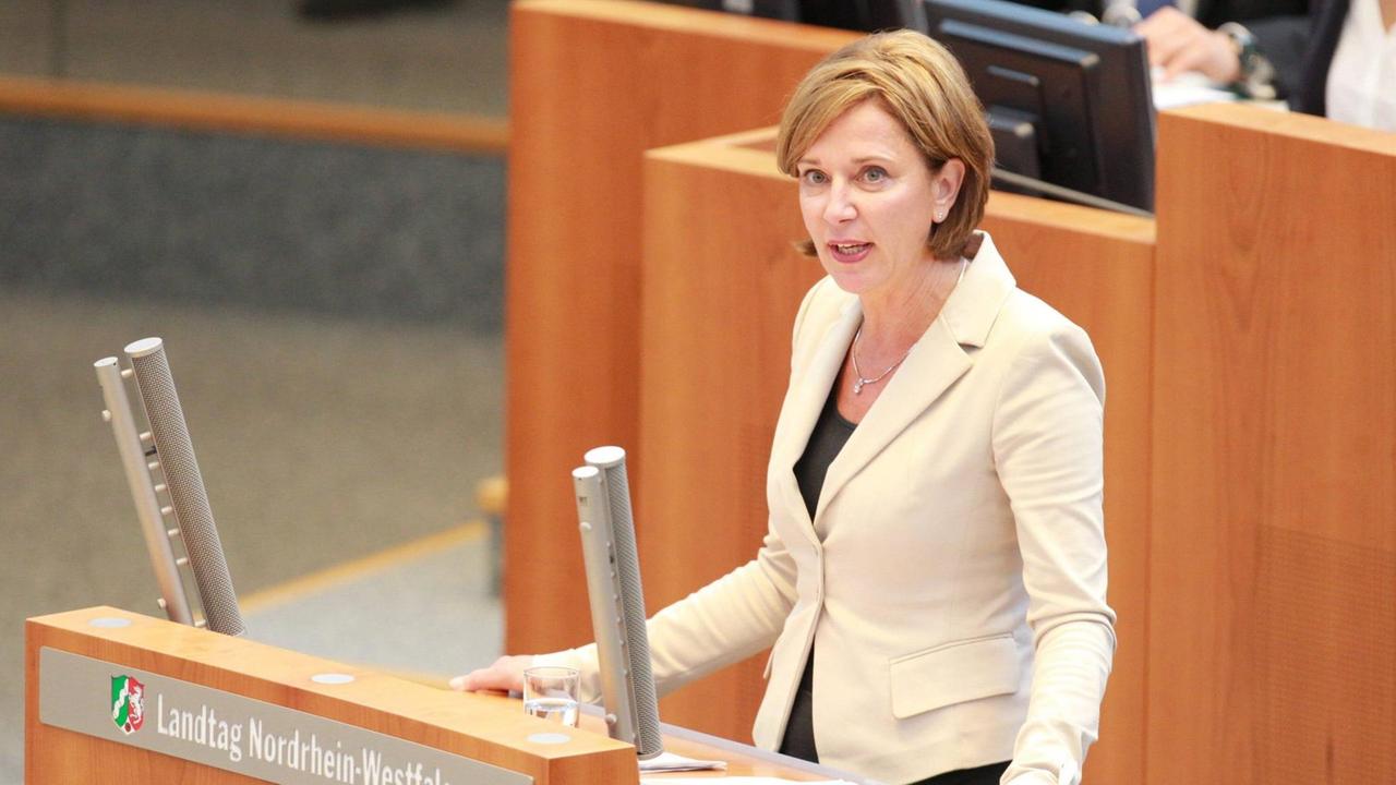 Yvonne Gebauer, FDP, Bildungsministerin NRW, am 12.7.2017 im Landtag in Düsseldorf Yvonne Gebauer, FDP, Bildungsministerin NRW, am 12.7.2017 im Landtag in Düsseldorf