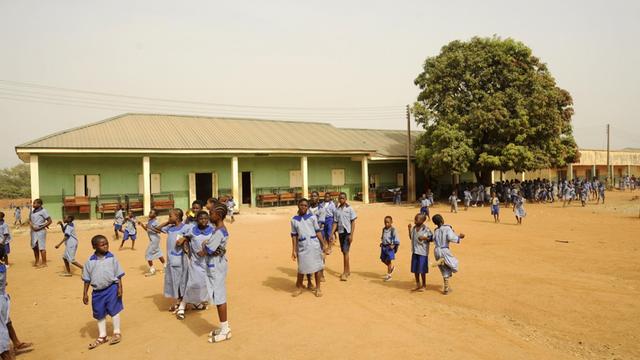 Schulkinder in der nigerianischen Hauptstadt Abuja Im Wörterbuch speichern Keine Wortliste für Englisch -> Deutsch... Eine neue Wortliste erstellen... Kopieren