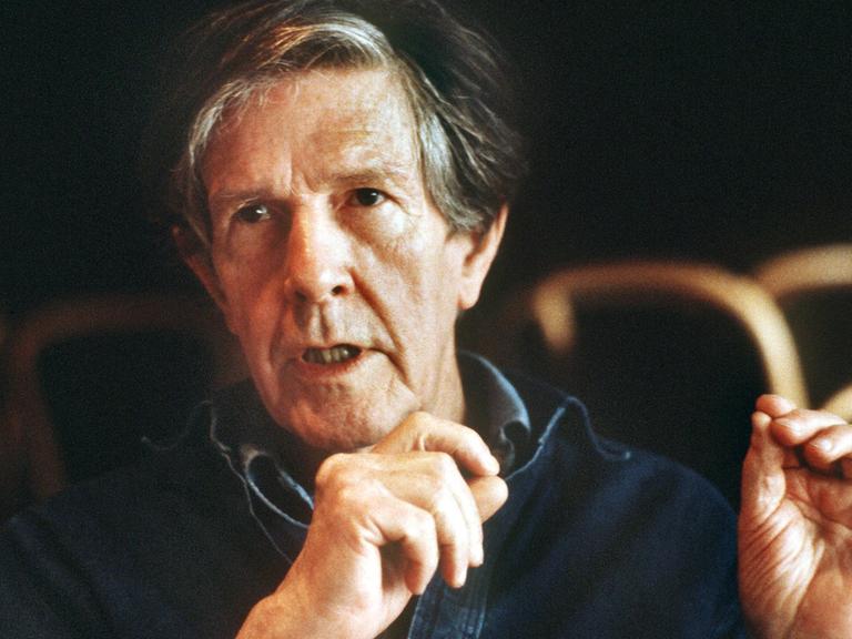 Der amerikanische Komponist und Schriftsteller John Cage am 29. April 1982 im Frankfurter Theater am Turm. Cage, einer der bedeutensten Avantgardisten des 20. Jahrhunderts, wurde am 5. September 1912 in Los Angeles geboren und ist am 12. August 1992 in New York gestorben.