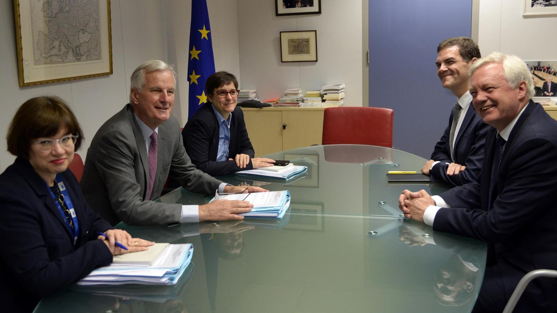 Brexit-Minister David David (rechts) und EU-Chefunterhändler Michel Barnier (2. von links) während eines Treffens bei der EU-Kommission in Brüssel am 17.7.2017. Links vorne die stellvertretende EU-Chefunterhändlerin, die Deutsche Sabine Weyand.