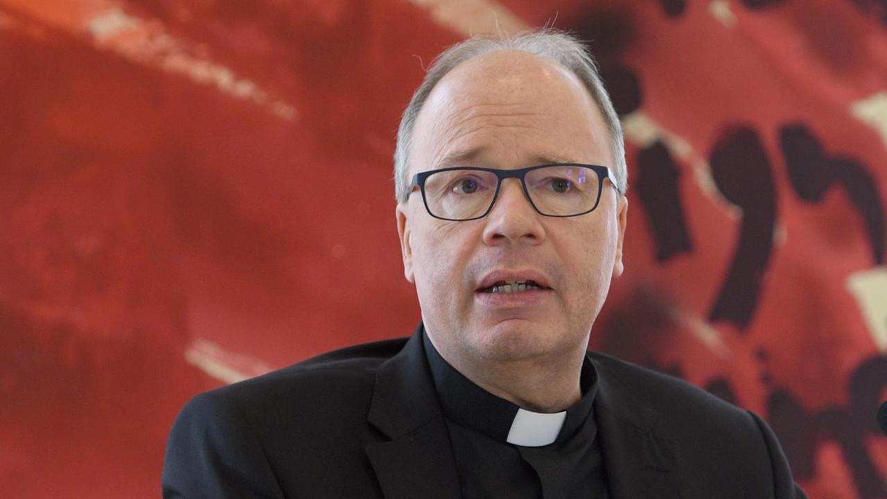Der Trierer Bischof Ackermann informiert in einem Pressegespräch über die Zukunft der geplanten Pfarreireform. Der Trierer Bischof Ackermann informiert in einem Pressegespräch über die Zukunft der geplanten Pfarreireform.