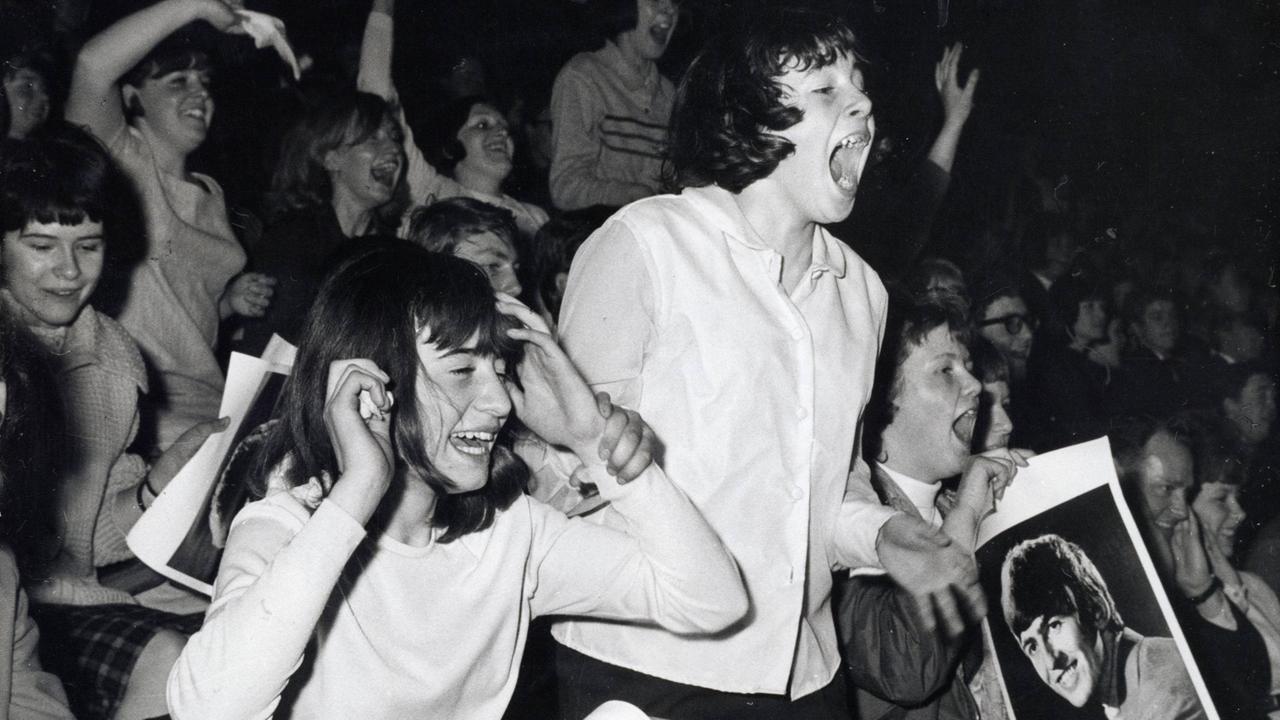 Schreiende, weibliche Beatles-Fans im April 1964 in London. Schreiende, weibliche Beatles-Fans im April 1964 in London.