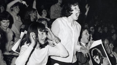 Schreiende, weibliche Beatles-Fans im April 1964 in London.