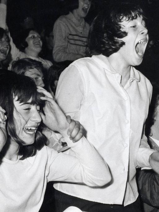 Schreiende, weibliche Beatles-Fans im April 1964 in London.