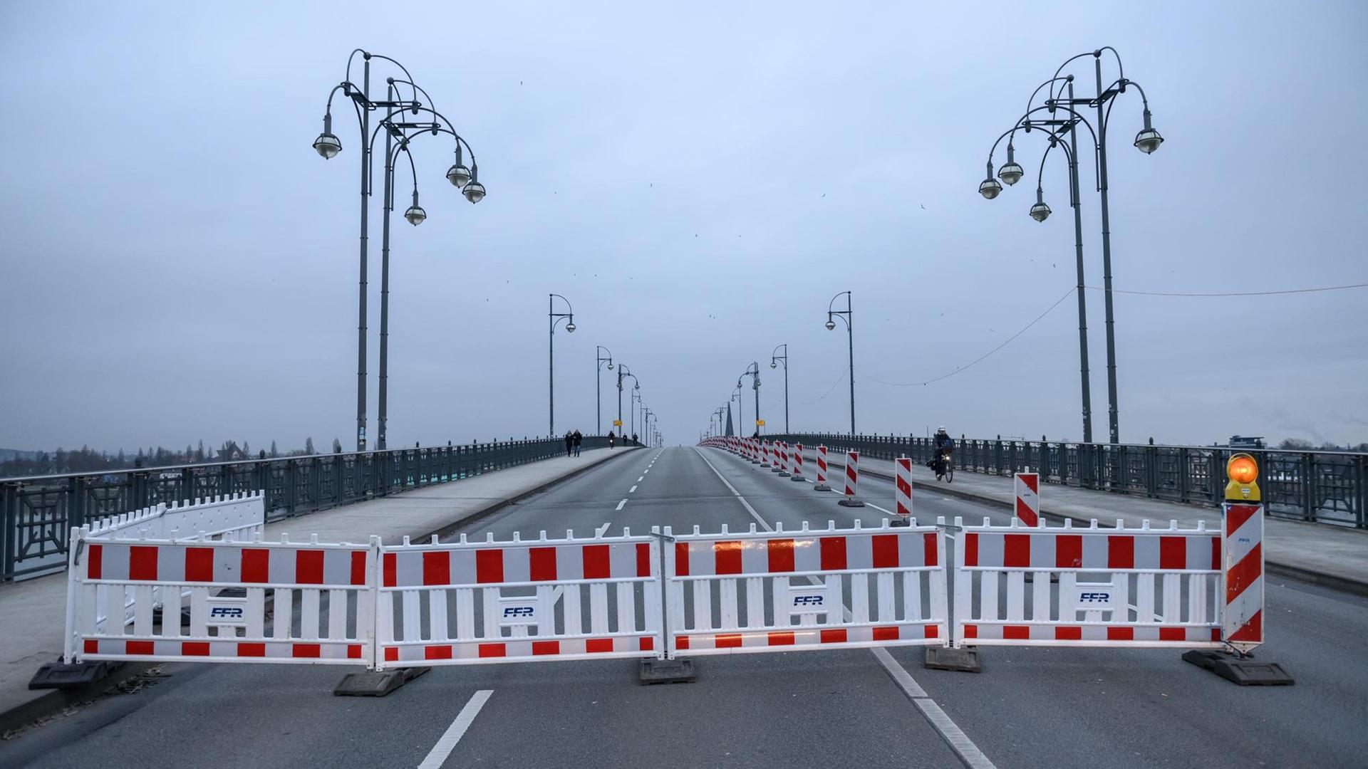 Leitbalken stehen auf der Theodor-Heuss-Brücke zwischen Mainz und Wiesbaden. Die zentrale Rheinüberquerung war Anfang Januar 2020 wegen Sanierungsarbeiten vier Wochen gesperrt. Leitbalken stehen auf der Theodor-Heuss-Brücke zwischen Mainz und Wiesbaden. Die zentrale Rheinüberquerung war Anfang Januar 2020 wegen Sanierungsarbeiten vier Wochen gesperrt.