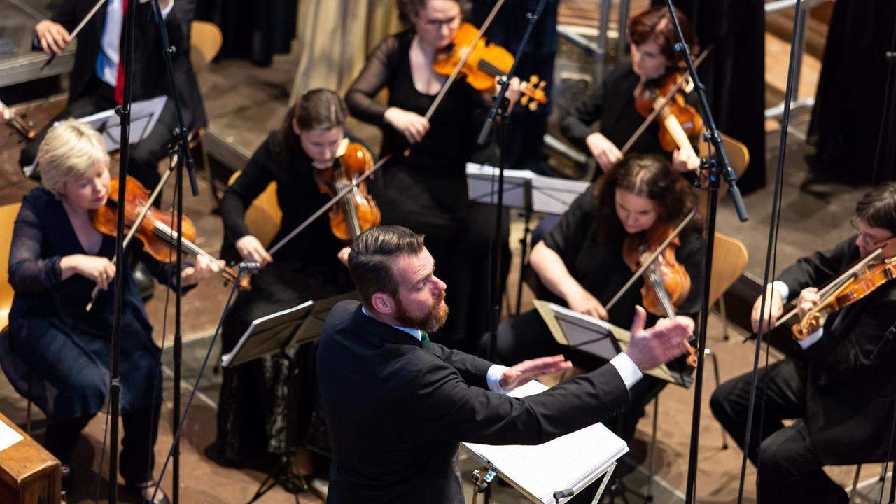 Adam Viktora dirigiert die Prague Baroque Soloists und das Ensemble Inégal in der Dreieinigkeitskirche Regensburg am 21.Mai 2018 Adam Viktora dirigiert die Prague Baroque Soloists und das Ensemble Inégal in der Dreieinigkeitskirche Regensburg am 21.Mai 2018