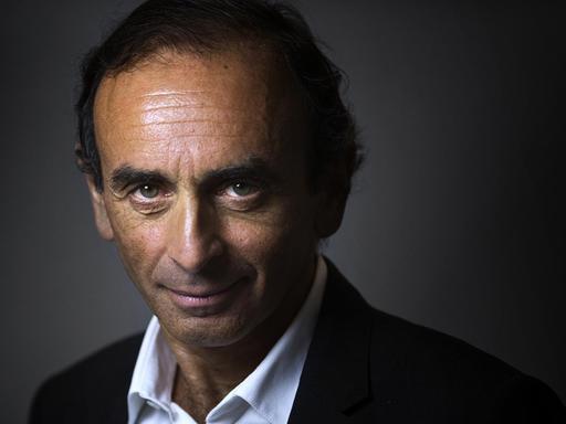 Portraitfoto des französischen Autors und Journalists Eric Zemmour.