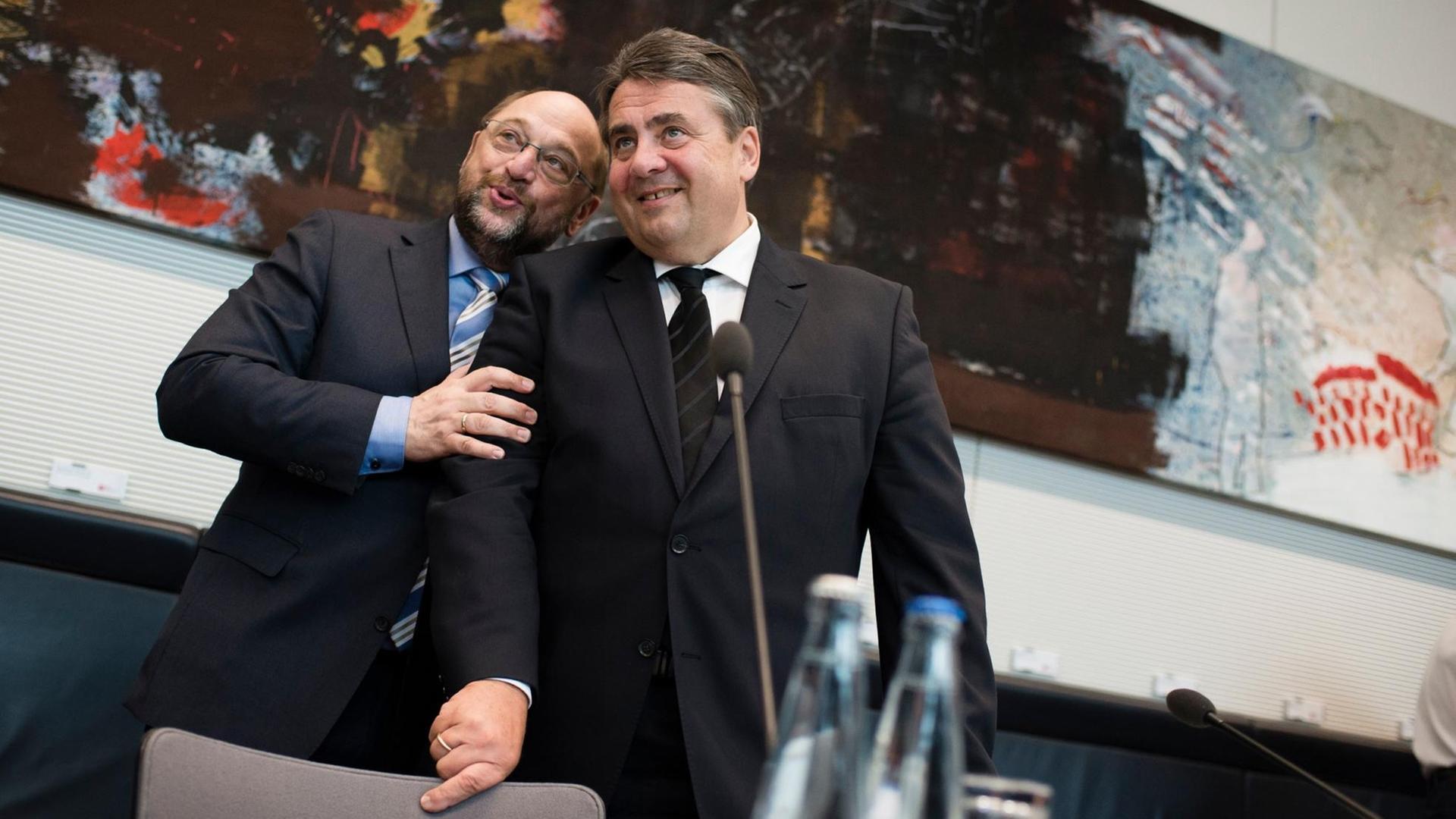 Der Präsident des Europäischen Parlaments, Martin Schulz, und Bundeswirtschaftsminister Sigmar Gabriel. Sie lächeln, Schulz legt seine Hand auf Gabriels Arm. Der Präsident des Europäischen Parlaments, Martin Schulz, und Bundeswirtschaftsminister Sigmar Gabriel. Sie lächeln, Schulz legt seine Hand auf Gabriels Arm.