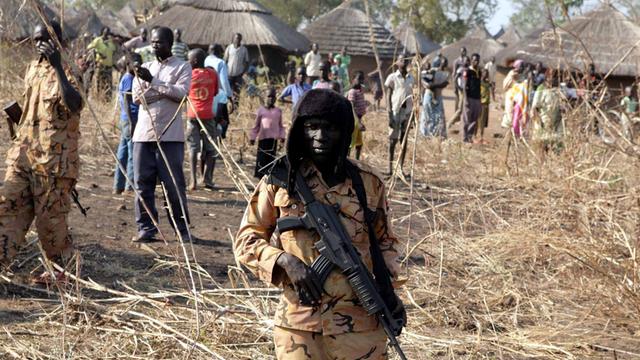 Ein Soldat der südsudanesischen Armee mit Maschinengewehr.