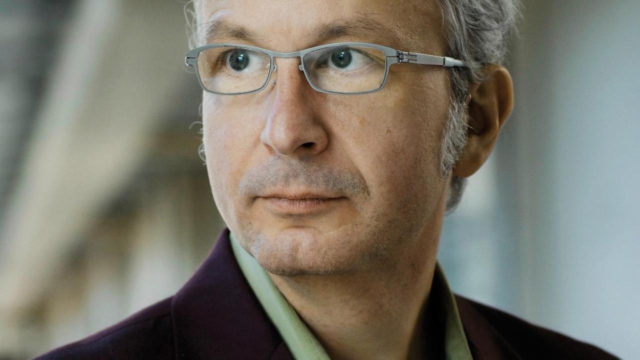 Porträt von Musiker (Jazz-Vibrafonist) und Städtebautheoretiker Christopher Dell. Porträt von Musiker (Jazz-Vibrafonist) und Städtebautheoretiker Christopher Dell.