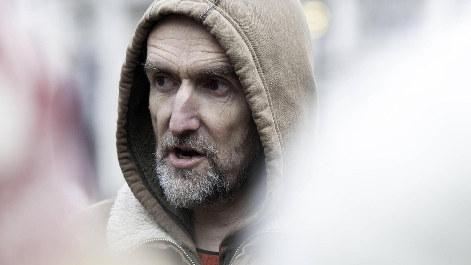 Roger Hallam im Kapuzenpullover bei einer Demo in London. Roger Hallam im Kapuzenpullover bei einer Demo in London.