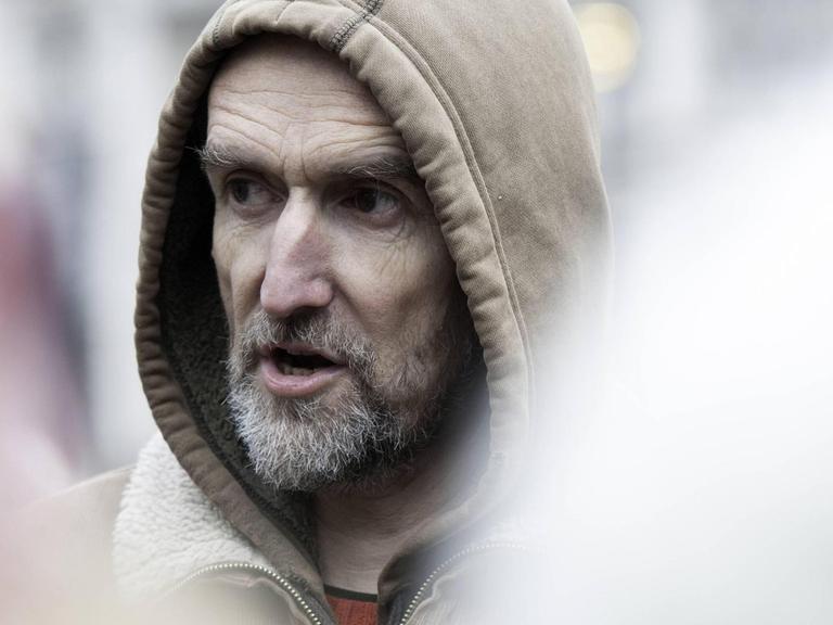 Roger Hallam im Kapuzenpullover bei einer Demo in London.