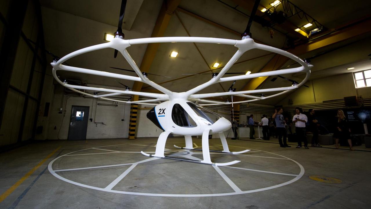 Ein Volocopter steht am 29.08.2017 bei einer Veranstaltung der Daimler AG in einem Hangar nahe des Flughafens in Stuttgart. Ein Volocopter steht am 29.08.2017 bei einer Veranstaltung der Daimler AG in einem Hangar nahe des Flughafens in Stuttgart.