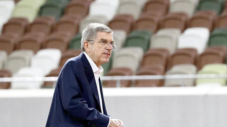 Thomas Bach geht die Laufbahn entlang. Thomas Bach geht die Laufbahn entlang.