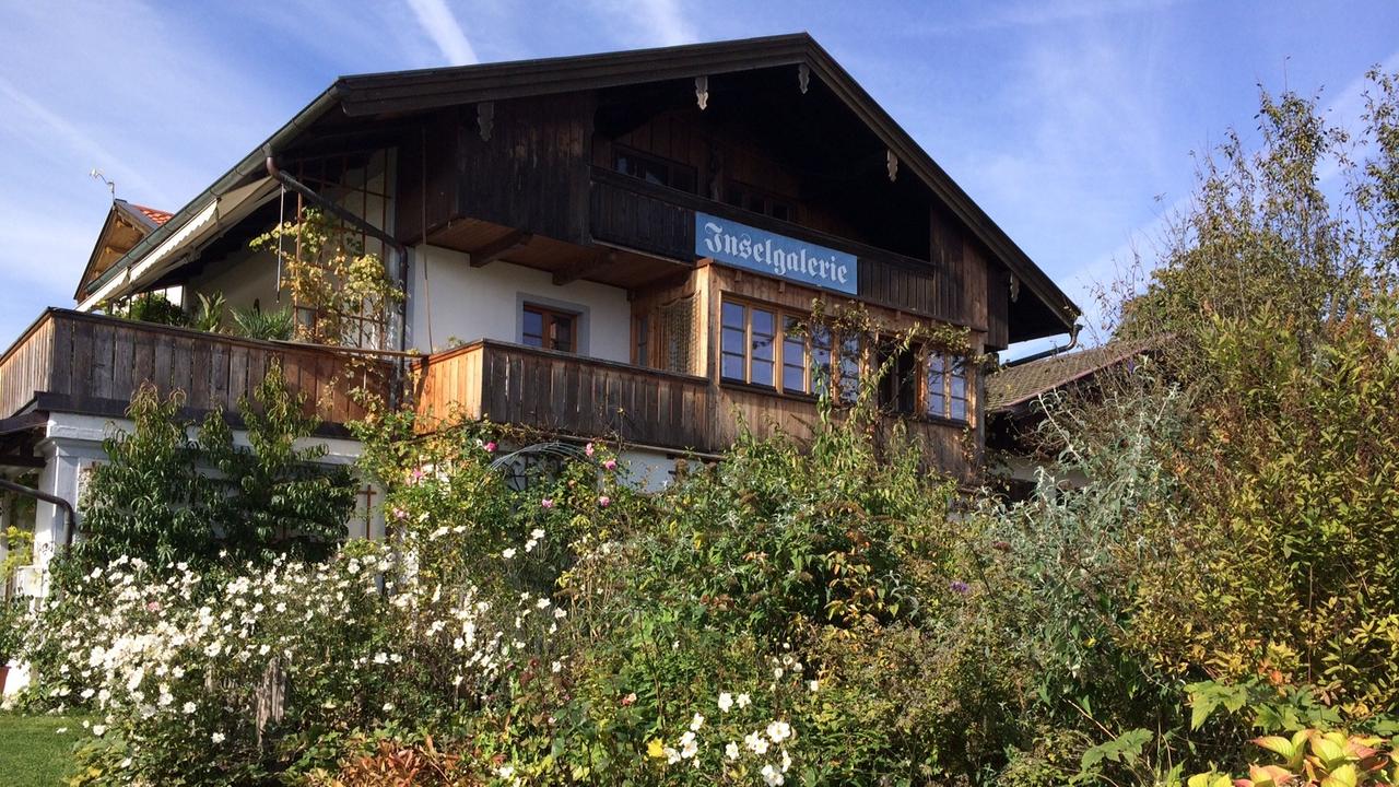 Auf der Fraueninsel gibt es viele Künstler und Kunsthandwerker, die ihre Bilder und Keramiken den Touristen zum Kauf anbieten. Auf der Fraueninsel gibt es viele Künstler und Kunsthandwerker, die ihre Bilder und Keramiken den Touristen zum Kauf anbieten.