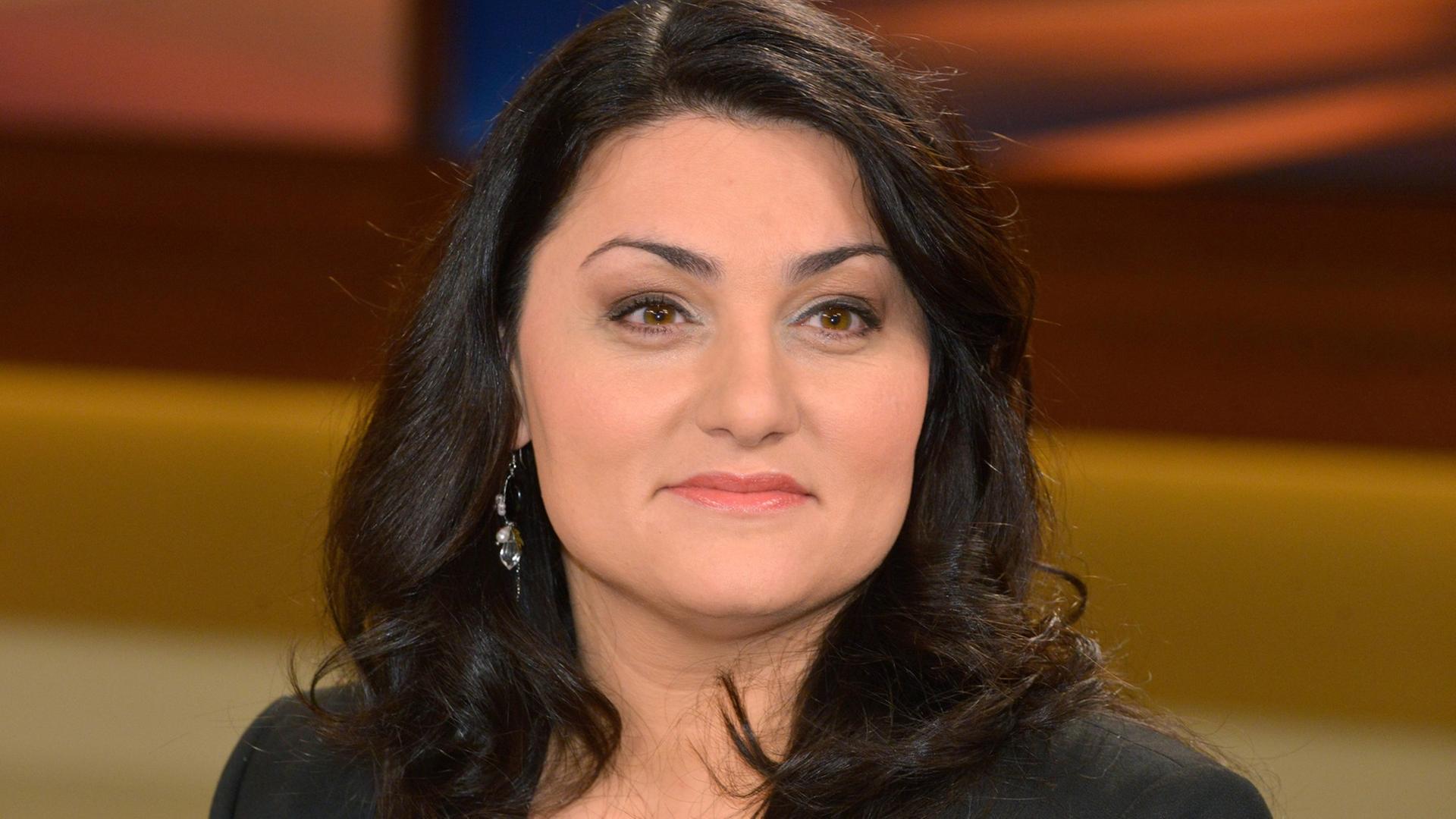 Porträt von Lamya Kaddor im Studio der ARD-Sendung "Anne Will" Porträt von Lamya Kaddor im Studio der ARD-Sendung "Anne Will"