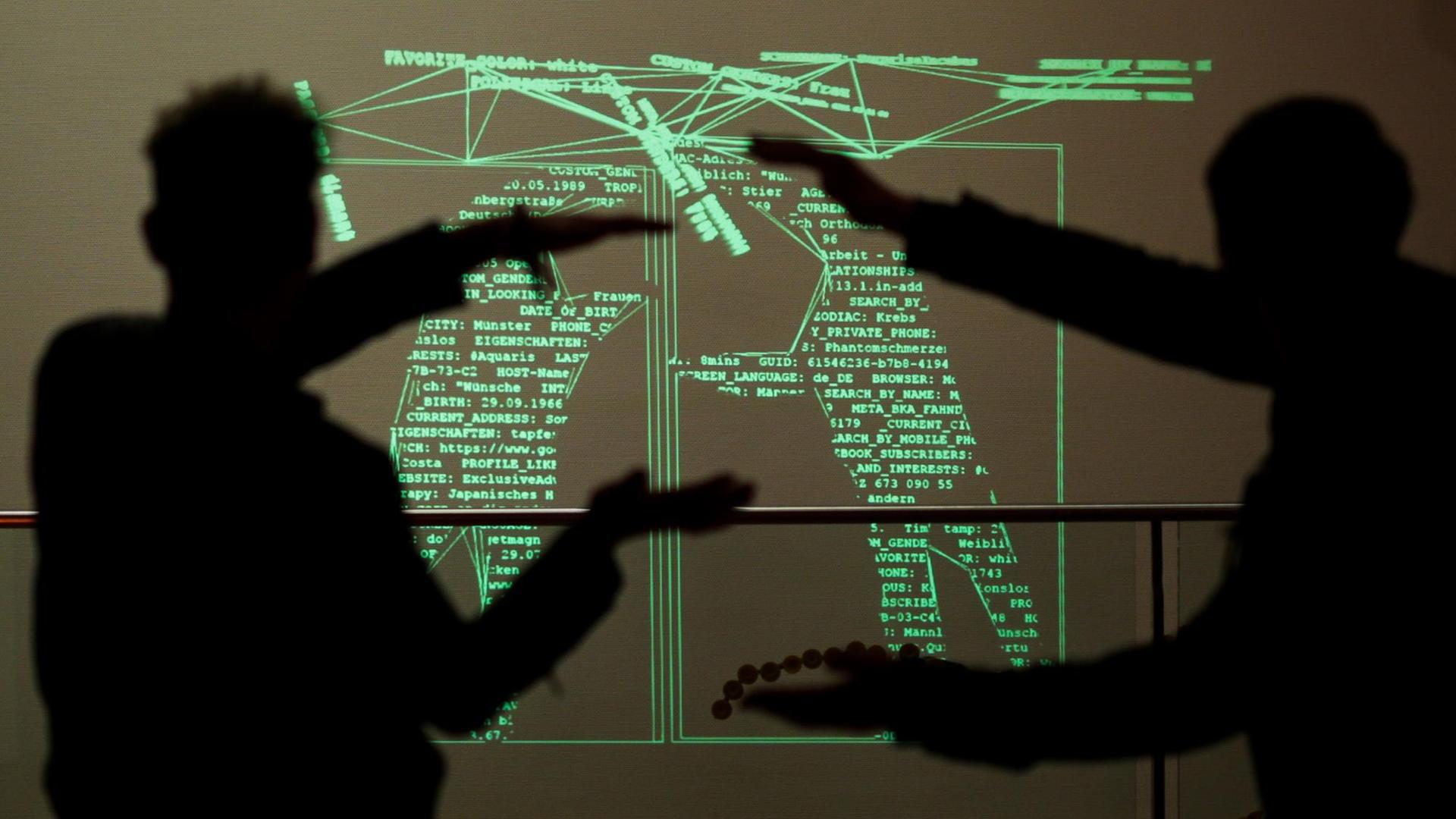 Besucher des Kongresses des Chaos Computer Clubs (CCC) spielen mit ihrem digitalem Spiegelbild. Besucher des Kongresses des Chaos Computer Clubs (CCC) spielen mit ihrem digitalem Spiegelbild.