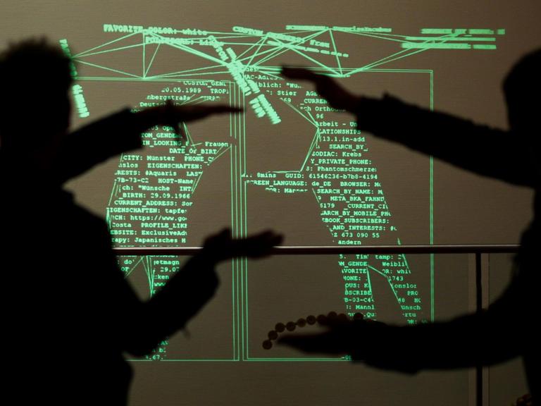 Besucher des Kongresses des Chaos Computer Clubs (CCC) spielen mit ihrem digitalem Spiegelbild.