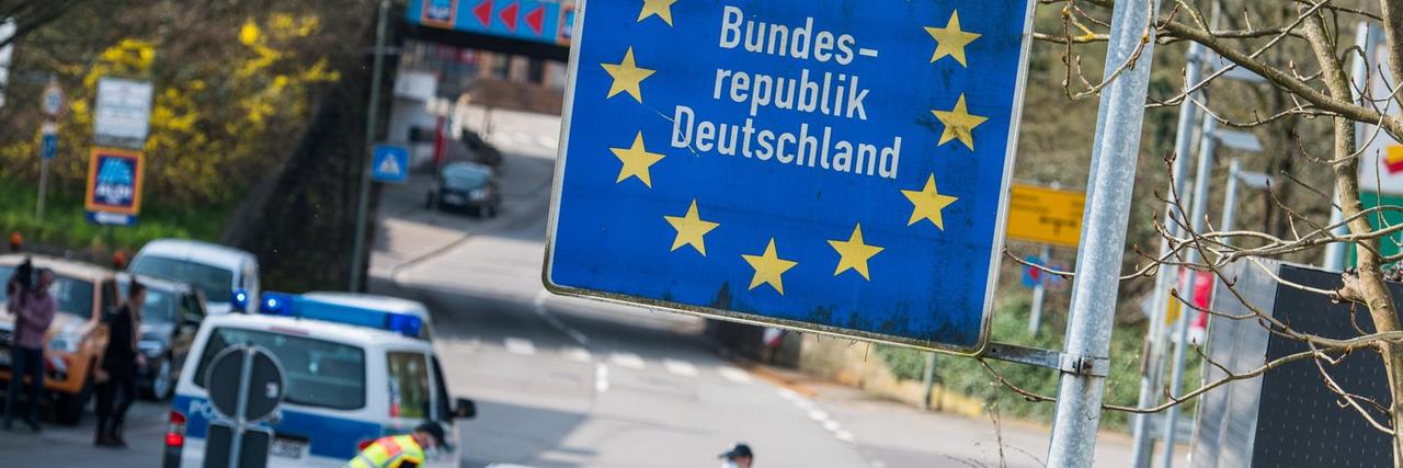 Saarland, Großrosseln: Beamte der Bundespolizei kontrollieren am 20. März ein französisches Fahrzeug, das von Petite-Rosselle in der Region Moselle in Frankreich nach Grossrosseln im Saarland fahren will. Saarland, Großrosseln: Beamte der Bundespolizei kontrollieren am 20. März ein französisches Fahrzeug, das von Petite-Rosselle in der Region Moselle in Frankreich nach Grossrosseln im Saarland fahren will.