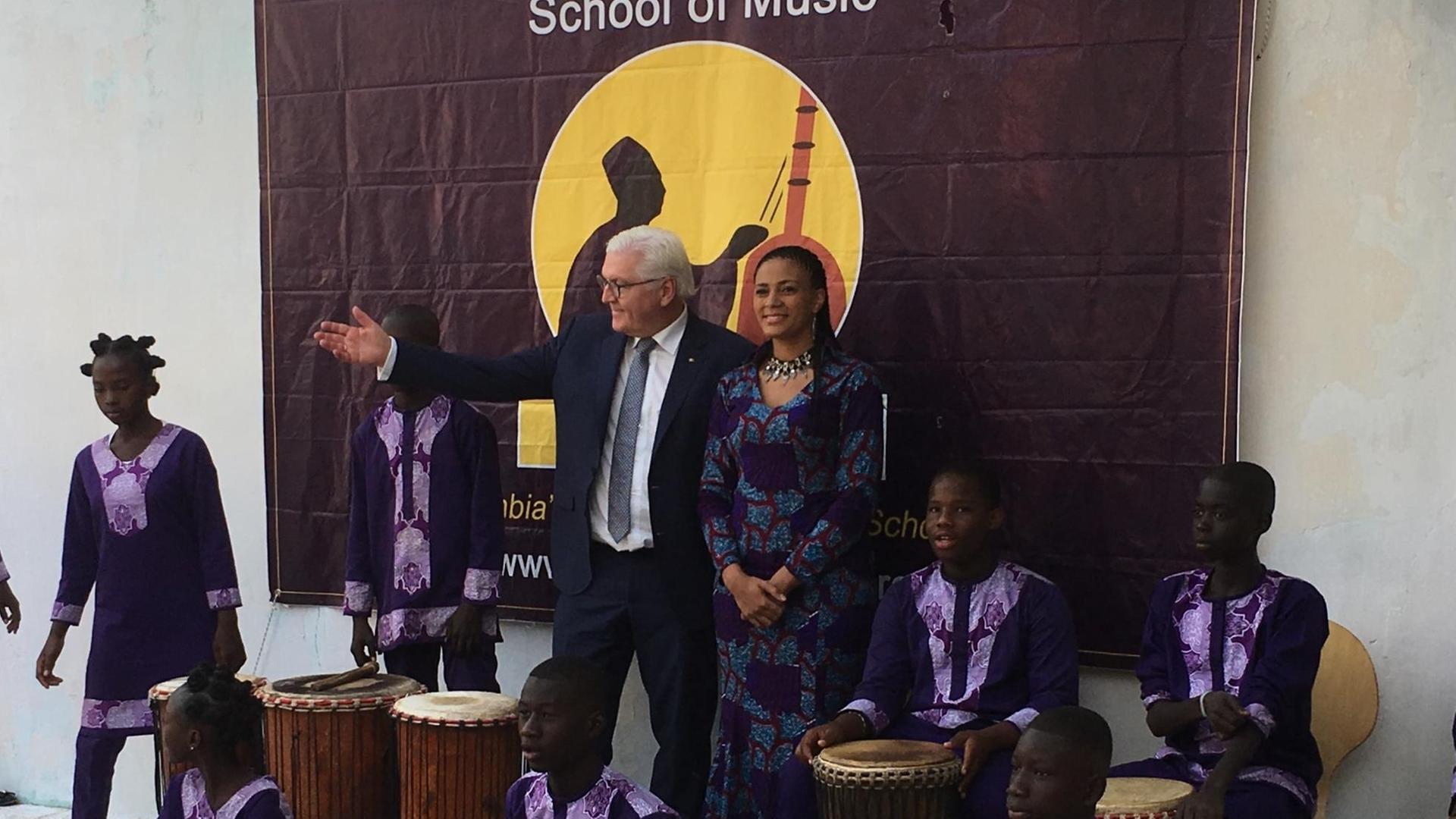 Bundespräsident Frank-Walter Steinmeier und die Sängerin Sona Jobarteh. Bundespräsident Frank-Walter Steinmeier und die Sängerin Sona Jobarteh.