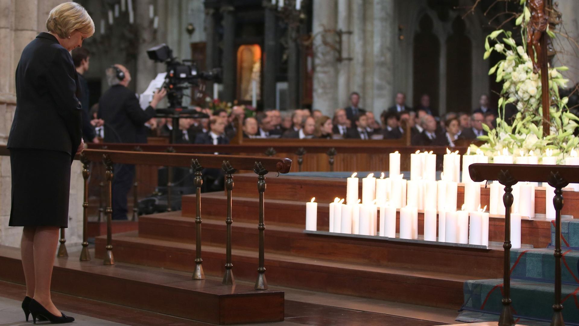 Innehalten für die Opfer: Die Ministerpräsidentin von Nordrhein-Westfalen, Hannelore Kraft, während der Trauerfeier für die Germanwings-Opfer im Kölner Dom am 17. April 2015. Innehalten für die Opfer: Die Ministerpräsidentin von Nordrhein-Westfalen, Hannelore Kraft, während der Trauerfeier für die Germanwings-Opfer im Kölner Dom am 17. April 2015.