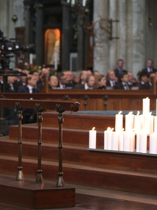 Innehalten für die Opfer: Die Ministerpräsidentin von Nordrhein-Westfalen, Hannelore Kraft, während der Trauerfeier für die Germanwings-Opfer im Kölner Dom am 17. April 2015.