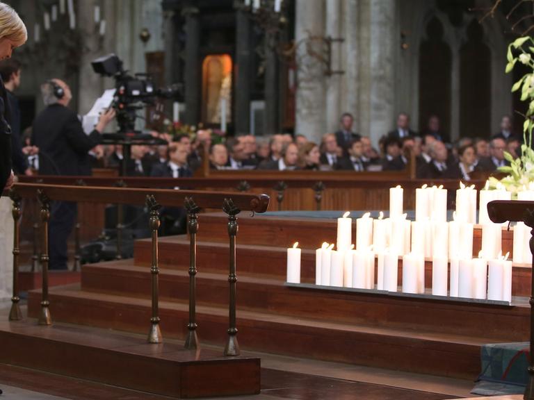 Innehalten für die Opfer: Die Ministerpräsidentin von Nordrhein-Westfalen, Hannelore Kraft, während der Trauerfeier für die Germanwings-Opfer im Kölner Dom am 17. April 2015.