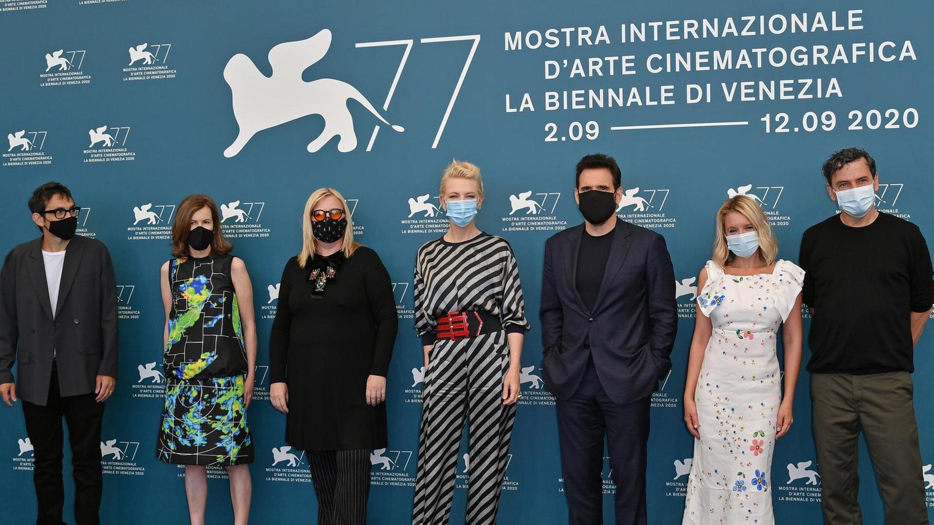 Cate Blanchett, Präsidentin der Jury und ihre MItstreiter Nicola Lagioia, Joanna Hogg, Veronika Franz, Matt Dillon, Ludivine Sagnier, Christian Petzold beim Filmfestival in Venedig. Cate Blanchett, Präsidentin der Jury und ihre MItstreiter Nicola Lagioia, Joanna Hogg, Veronika Franz, Matt Dillon, Ludivine Sagnier, Christian Petzold beim Filmfestival in Venedig.