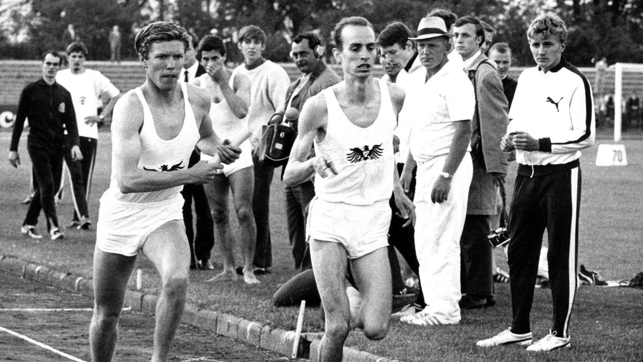 Der deutsche Läufer Harald Norpoth (r) übergibt den Stab an seinen Teamkameraden Franz-Josef Kemper (l, beide Preußen Münster). Der deutsche Läufer Harald Norpoth (r) übergibt den Stab an seinen Teamkameraden Franz-Josef Kemper (l, beide Preußen Münster).