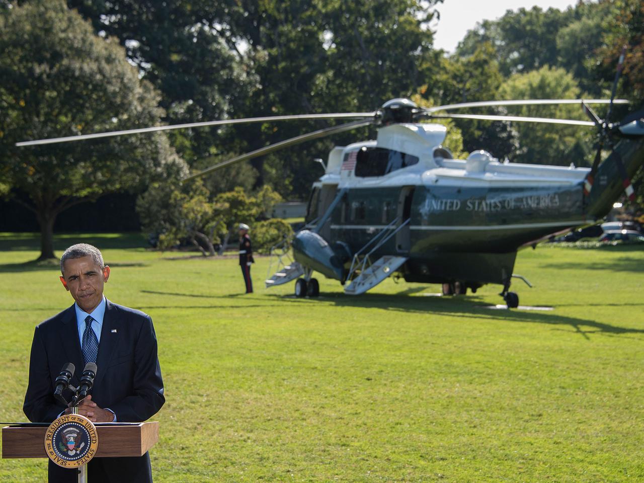 US Präsident Barack Obama gibt ein Statement zu den Luftangriffen auf Ziele von Dschihadisten in Syrien. Er steht an einem Rednerpult im Garten des Weißen Hauses, im Hintergrund ist ein Militärhubschrauber zu sehen.