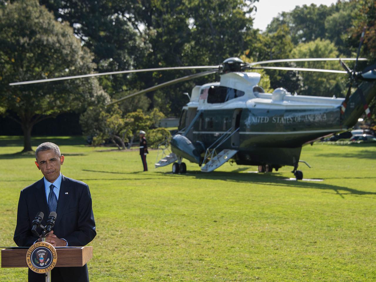 US Präsident Barack Obama gibt ein Statement zu den Luftangriffen auf Ziele von Dschihadisten in Syrien. Er steht an einem Rednerpult im Garten des Weißen Hauses, im Hintergrund ist ein Militärhubschrauber zu sehen. US Präsident Barack Obama gibt ein Statement zu den Luftangriffen auf Ziele von Dschihadisten in Syrien. Er steht an einem Rednerpult im Garten des Weißen Hauses, im Hintergrund ist ein Militärhubschrauber zu sehen.