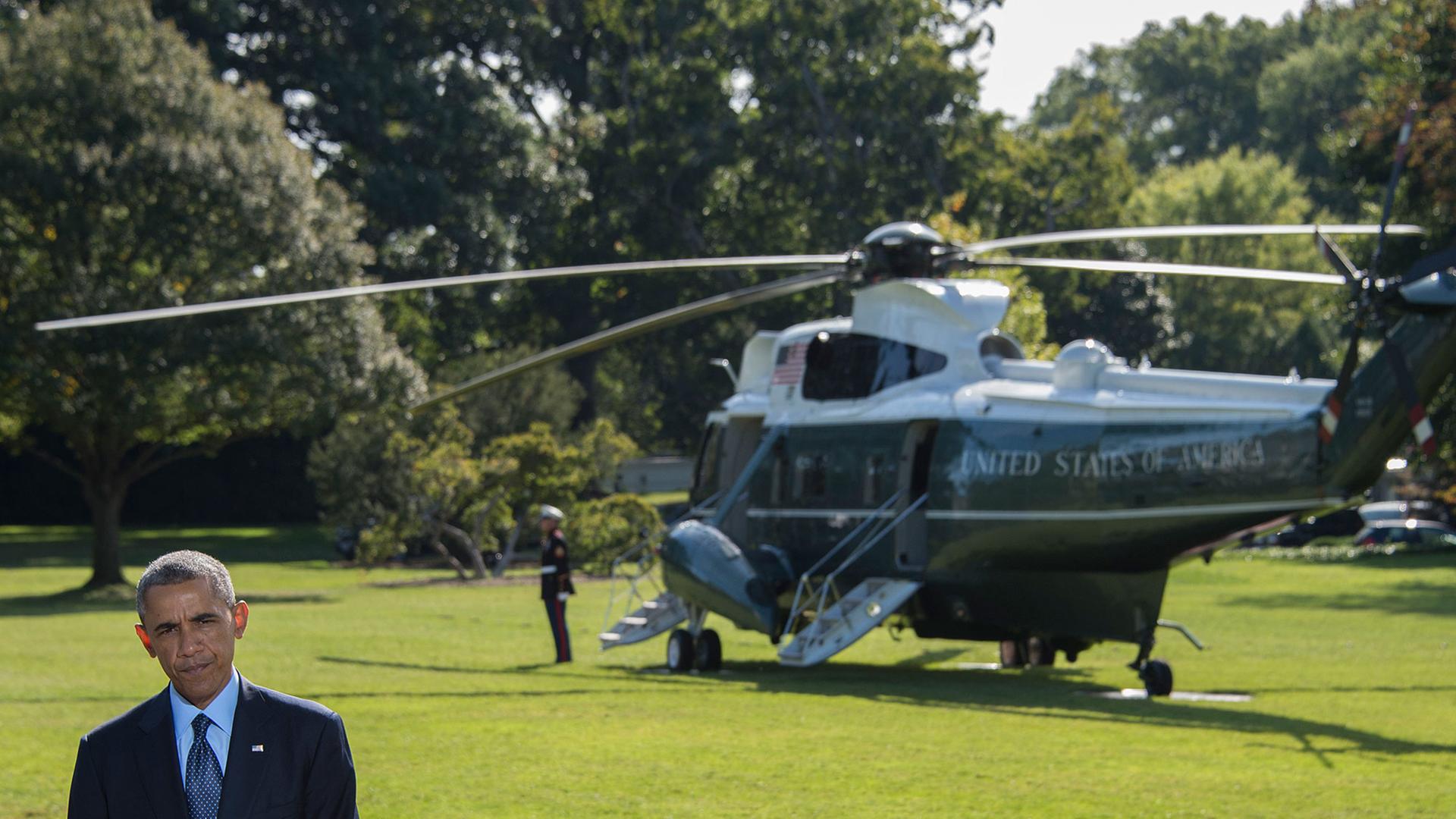 US Präsident Barack Obama gibt ein Statement zu den Luftangriffen auf Ziele von Dschihadisten in Syrien. Er steht an einem Rednerpult im Garten des Weißen Hauses, im Hintergrund ist ein Militärhubschrauber zu sehen. US Präsident Barack Obama gibt ein Statement zu den Luftangriffen auf Ziele von Dschihadisten in Syrien. Er steht an einem Rednerpult im Garten des Weißen Hauses, im Hintergrund ist ein Militärhubschrauber zu sehen.