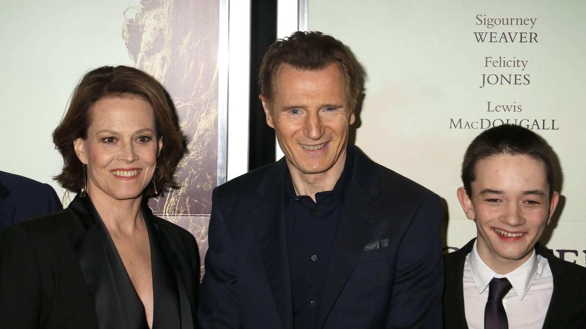 Die Schauspieler Sigourney Weaver, Liam Neeson und Lewis MacDougall bei der Filmpremiere von "Sieben Minuten nach Mitternacht" in New York am 07.12.2016. Die Schauspieler Sigourney Weaver, Liam Neeson und Lewis MacDougall bei der Filmpremiere von "Sieben Minuten nach Mitternacht" in New York am 07.12.2016.