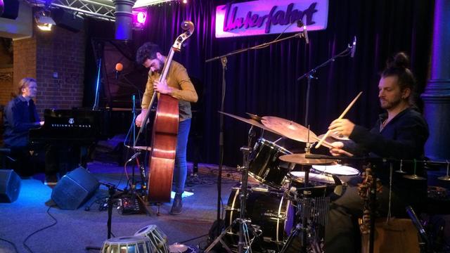Die Musiker Petros Klampanis, Kristjan Randalu, Bodek Janke bei einem Auftritt in der Münchener "Unterfahrt"