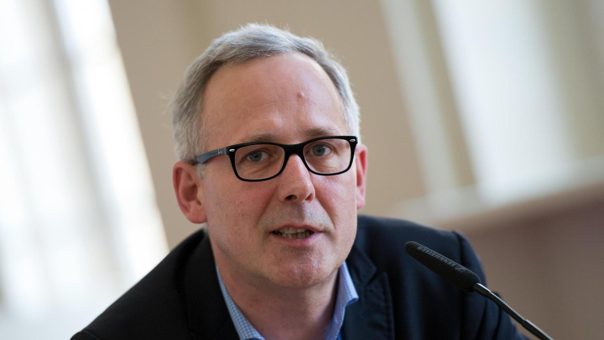 Porträt von Joachim Klement, Intendant des Staatsschauspiels Dresden Porträt von Joachim Klement, Intendant des Staatsschauspiels Dresden